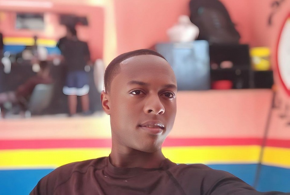 Raëns Dard dans un Studio baber Shop